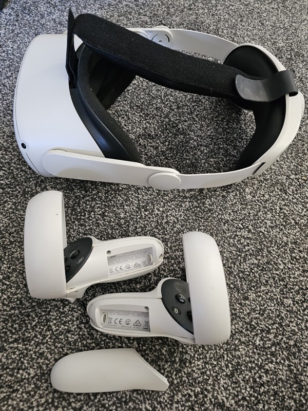 Meta Quest 2 64GB with Controllers