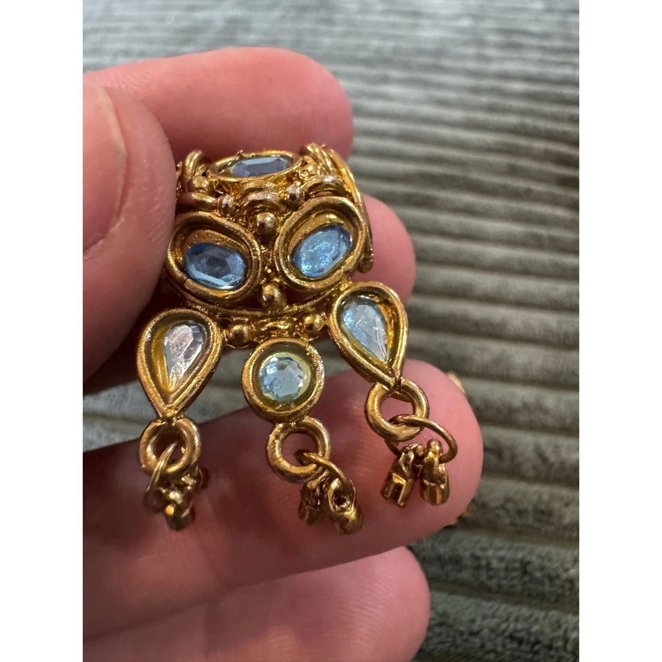 Pendientes colgantes en tono dorado con detalles de piedras preciosas azules joyería distintiva Foto 2 de 4