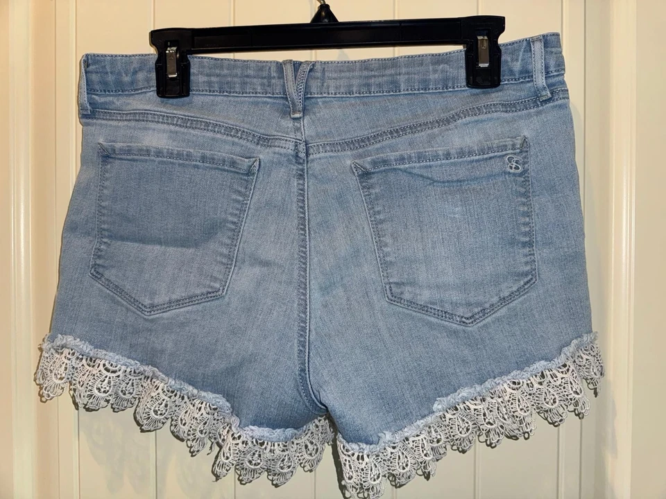 LIGHTLY USED Jessica Simpson Women's Blue Jean Lace Shorts Size 31 - Image 2 of 4
