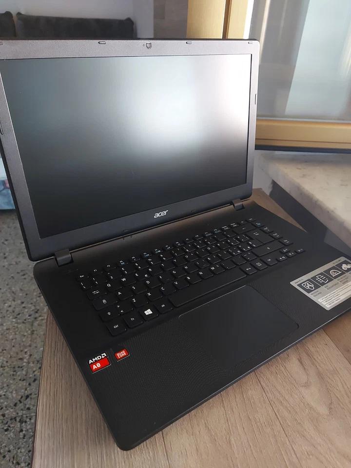 Compiuter portatile Notebook ACER Aspire ES 15, nero, AMD quartcore processor A8 - Immagine 2 di 4