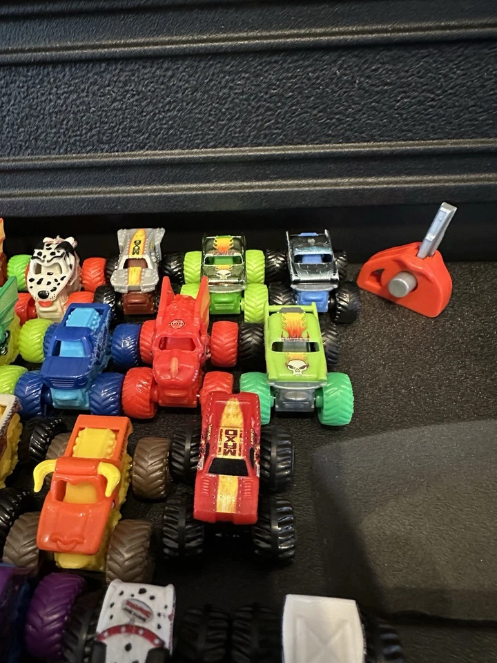 Lote de 27 Monster Jam MINI Monster Trucks escala 1:87 Foto 4 de 4
