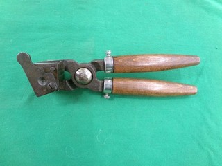 LYMAN SINGLE CAVITY BULLET MOLD .338 DIA 218 GR FLAT BASE? WITH HANDLES
