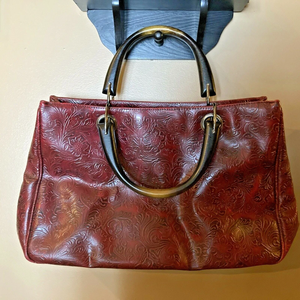 Bolso de Mano Isabella's Journey Vegano Repujado Borgoña Rojo y Marrón Asas de Madera Elegante Foto 2 de 4