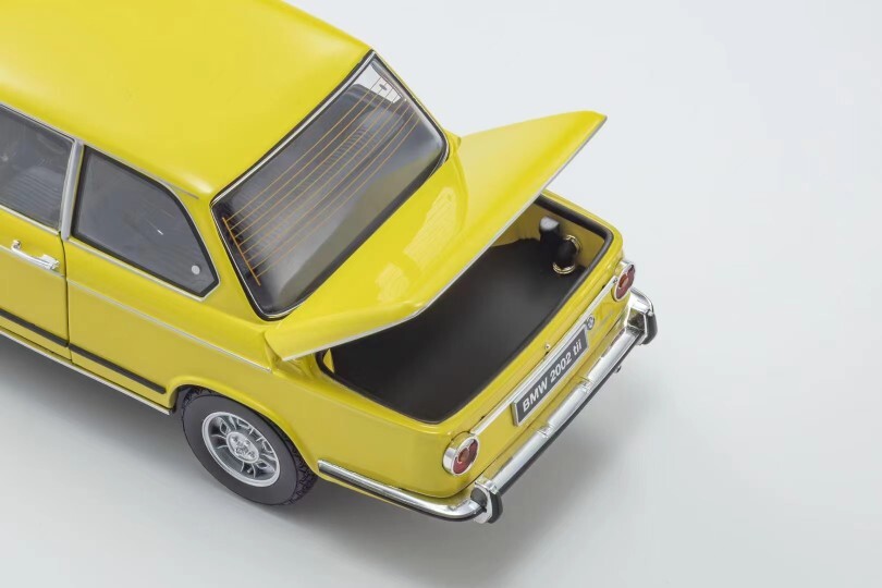 Kyosho 1:18 BMW 2002 tii Diecast model Car Gifts White/Mi