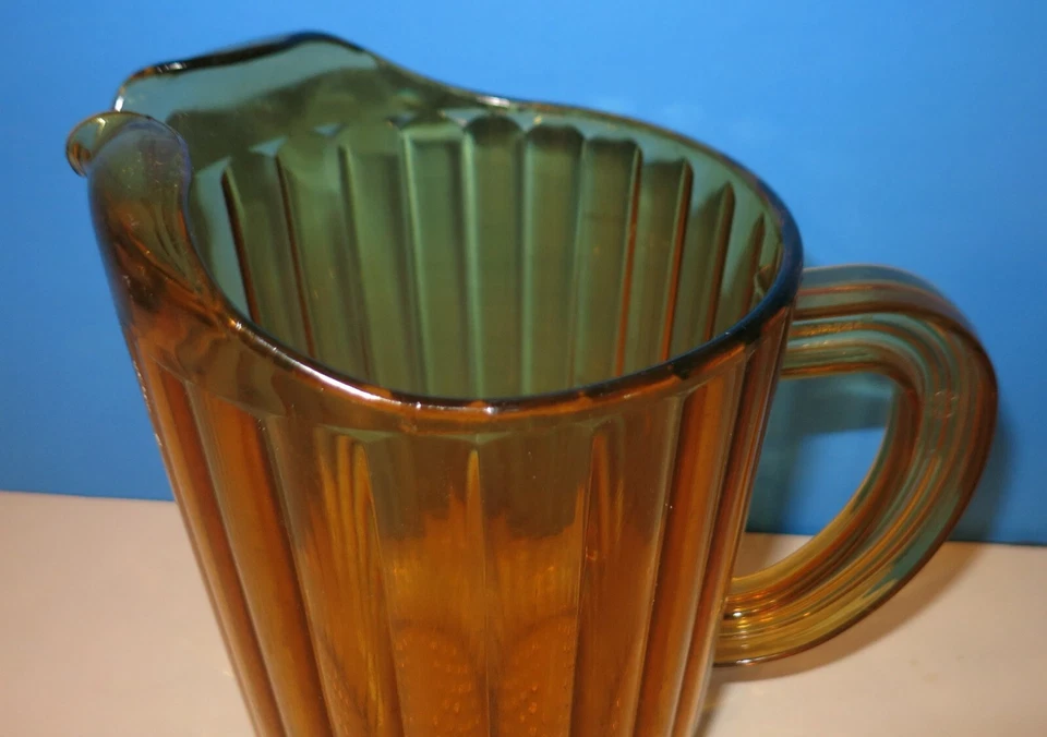 Juego de 2 jarras de restaurante acanaladas de plástico dorado Rubbermaid de 60 oz Rubbermaid Foto 2 de 3