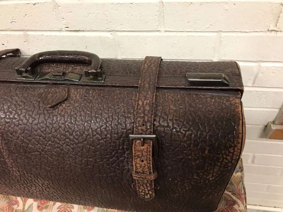ANTIQUE VTG GENUINE WALRUS LEATHER LUXURY SUITCASE DOCTOR’S BAG 26 X 14 X 9 1/4” - Image 3 of 4