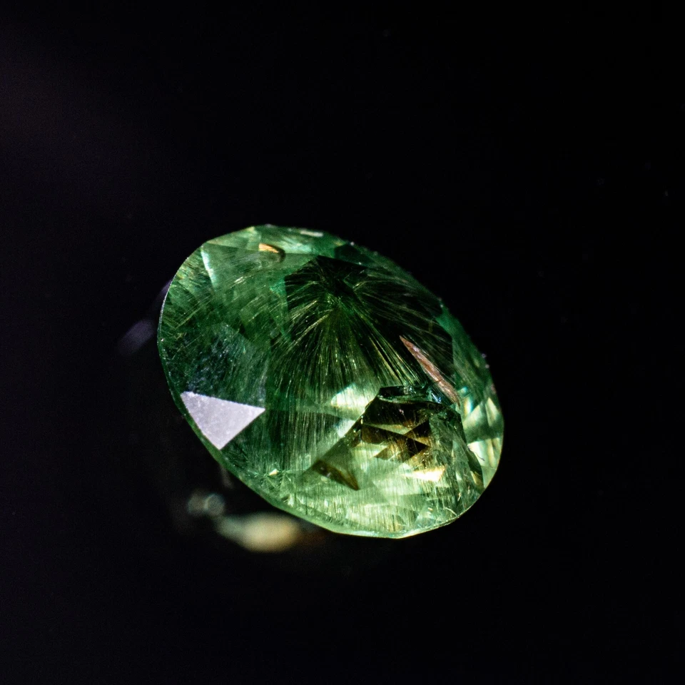 DEMANTOID GARNET  URAL TAGIL 1.45CT, 6.6mm  good dispersion Horsetail inclusion - Image 4 of 4