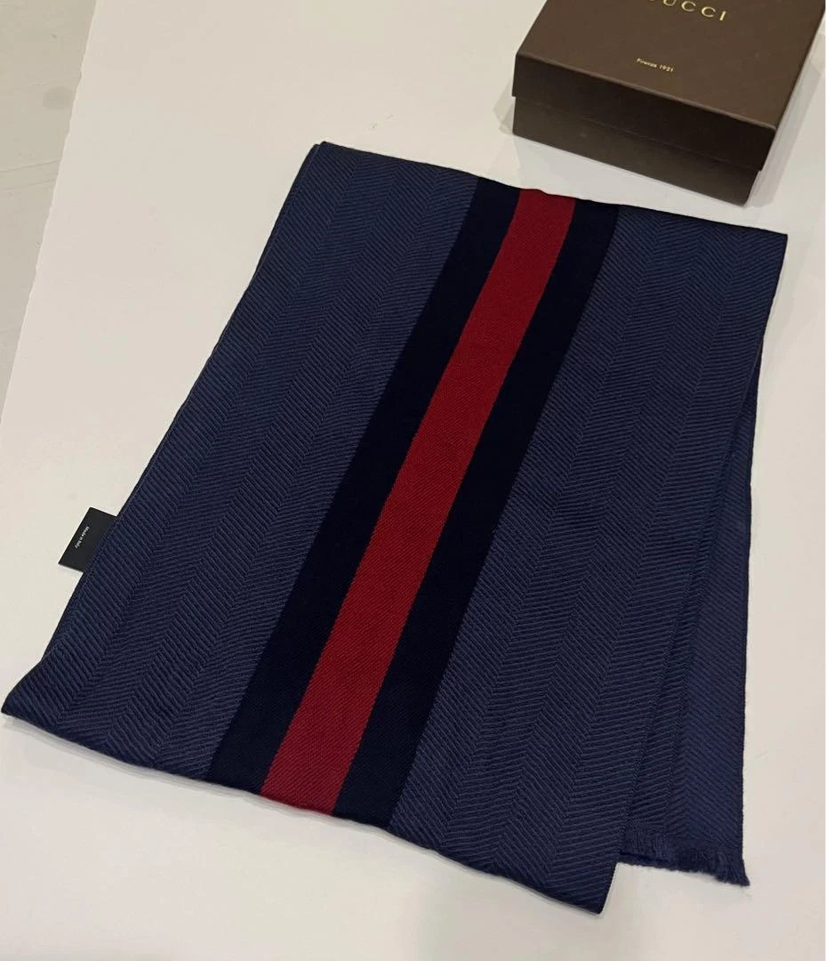Gucci écharpe grand écusson bordé logo motif bleu marine rouge accessoires femme