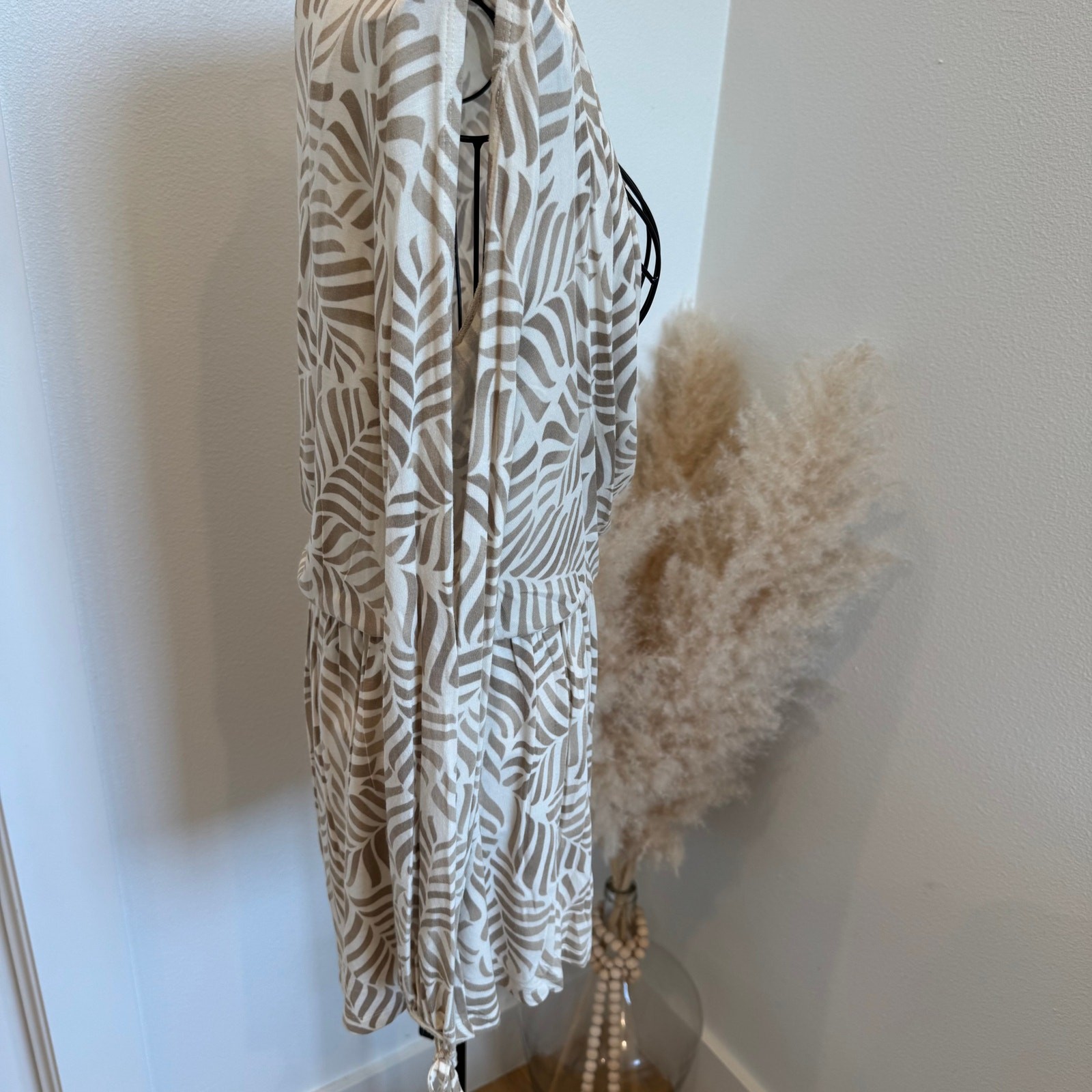 Tart Long Split Sleeve Neutral Leaf Pattern V-Nec… - image 2