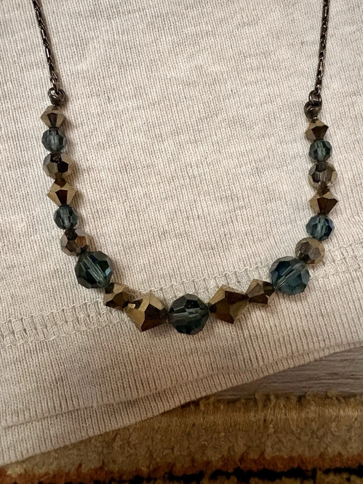 Collar de cristal Swarovski azul marino y dorado Foto 2 de 4