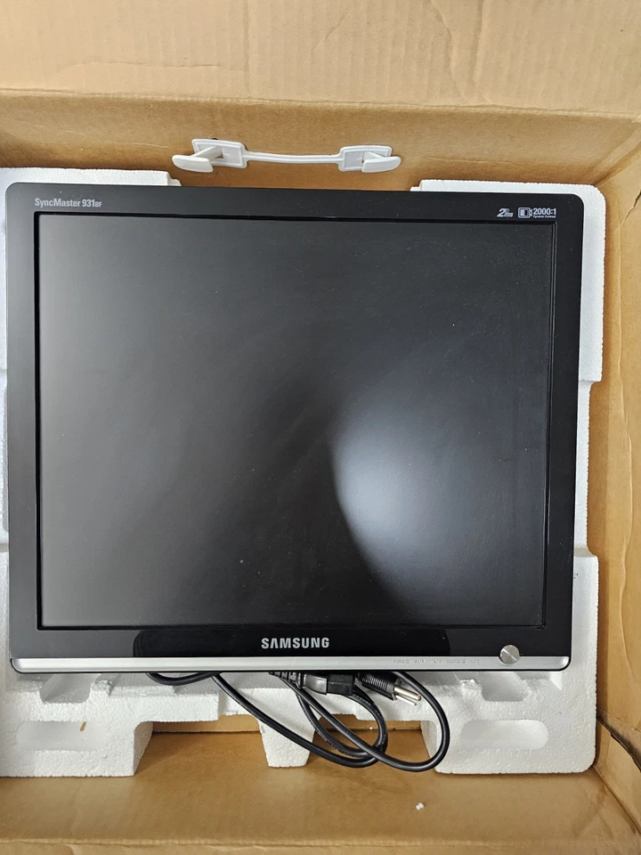 Samsung SyncMaster 910T 19 «TFT LCD плоскопанельный монитор 1280 x 1024, черный - Изображение 2 из 4