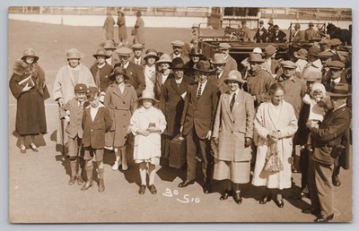 Urlaubsgruppe mit Charabanc Motor Touren Meer Ausflug RPPC [Reise] 1920er