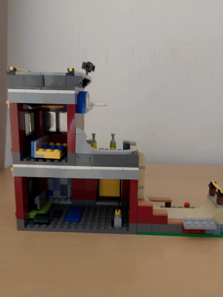 LEGO Creator 31081 Modular Skate House, photo 2 of 5