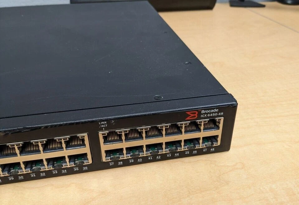 Conmutador Ethernet Gigabit Brocade ICX 6450-48 48 puertos con orejas de rack Foto 4 de 4