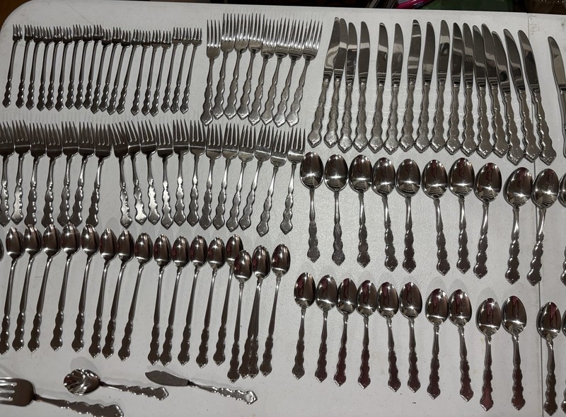109 pcs ONEIDA Valerie Distinction Deluxe Stainless Flatware. Look At All Pics.