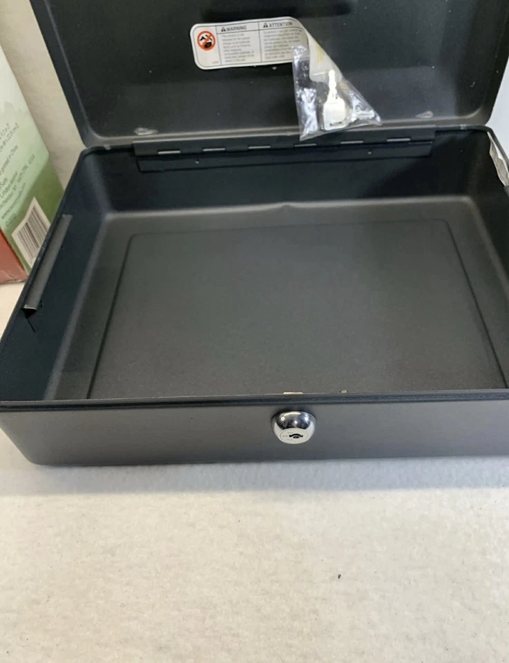 Caja de efectivo SentrySafe CB-12 con bandeja para dinero y cerradura para llave 0,21 pies cúbicos Foto 3 de 3
