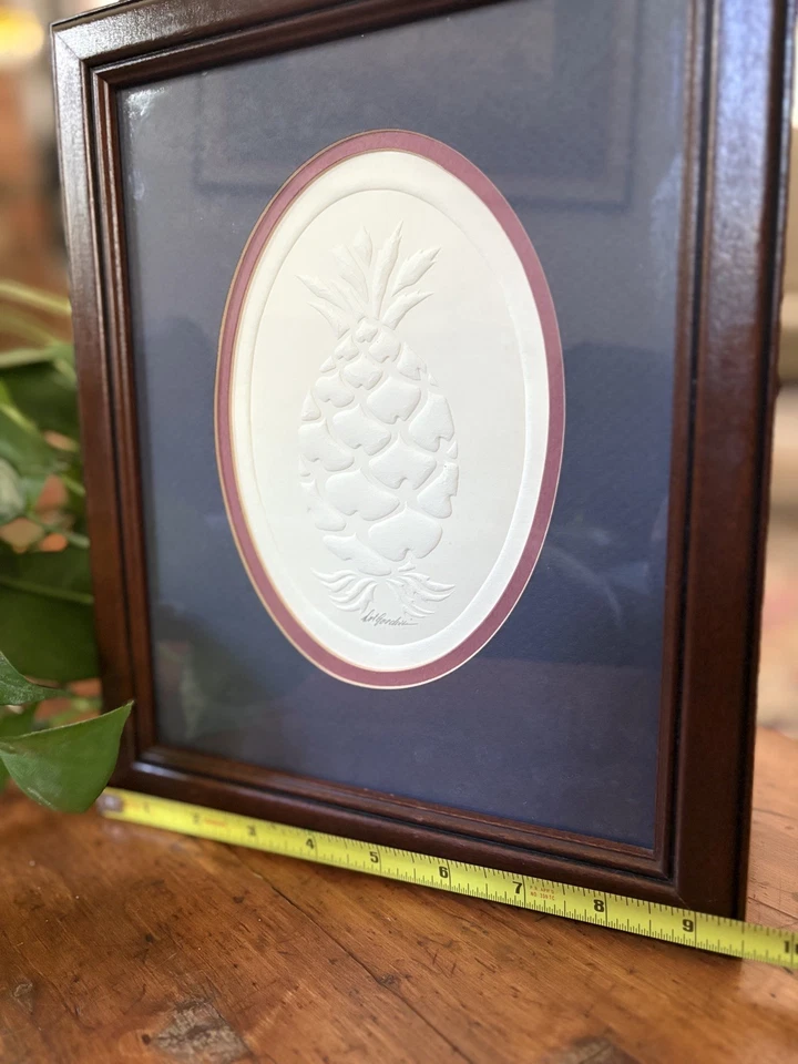 Rincón y grieta de papel en relieve de piña mate enmarcado firmado: Dot Goodwin  Foto 3 de 4