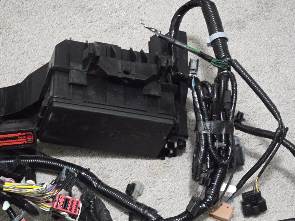 Подходит для 2017 Fiat 124 Spider Abarth жгут переднего шасси с коробкой предохранителей — подходит - Изображение 4 из 4