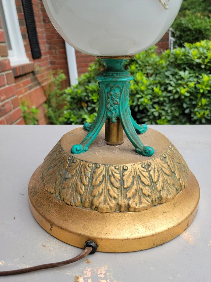 Lámpara de pie Midcentury 47" de vidrio de leche, latón y yeso pintada a mano  Foto 2 de 4