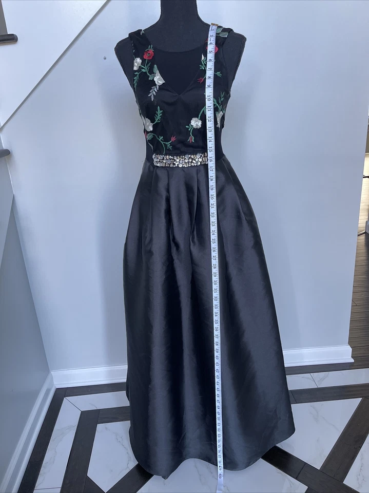 Vestido negro bordado Foto 4 de 4