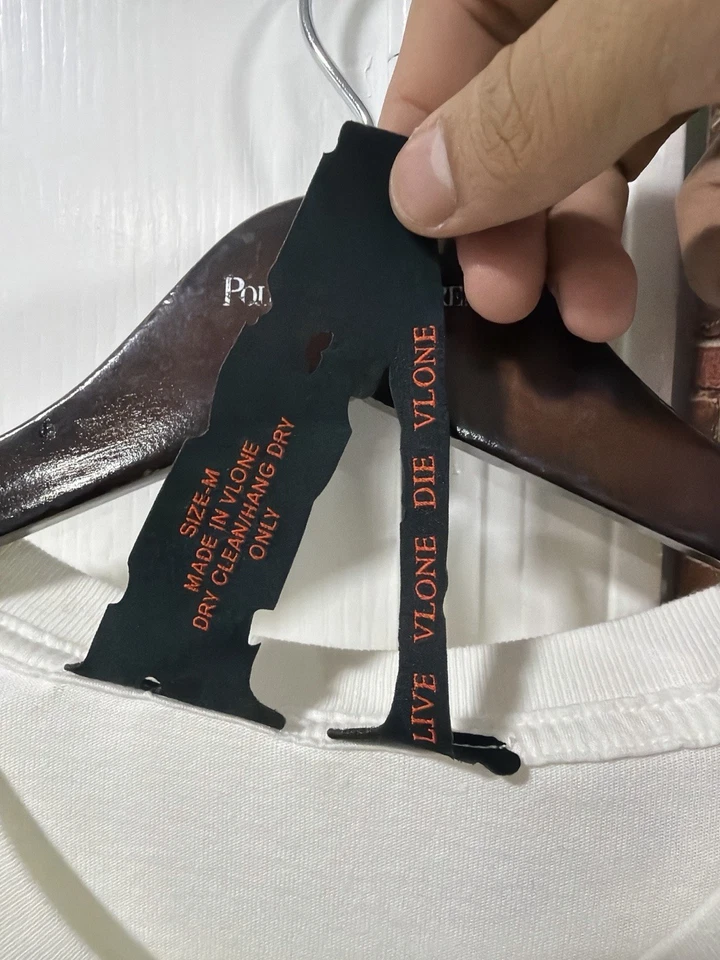 Camiseta Vlone “Stay Away From Your Friends” Blanca/Verde Neón Mediana Auténtica Foto 4 de 4