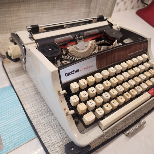 1970 Brother Echelon 89 Portable Manual Typewriter with Case Vintage. Tested  - Picture 6 of 8