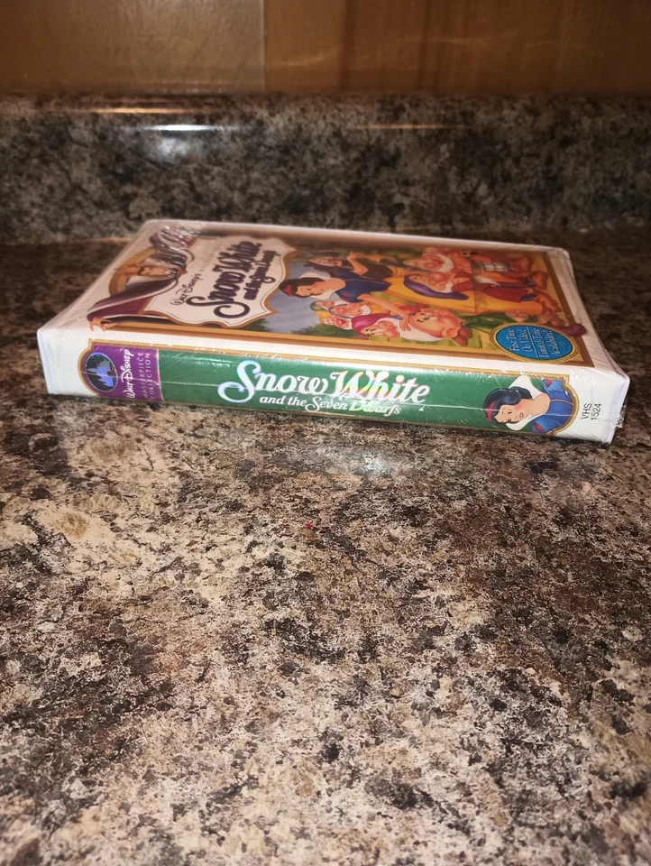 NEW - Disney's Snow White and the Seven Dwarfs VHS - WILL COMBINE SHIPPING - Image 3 of 4