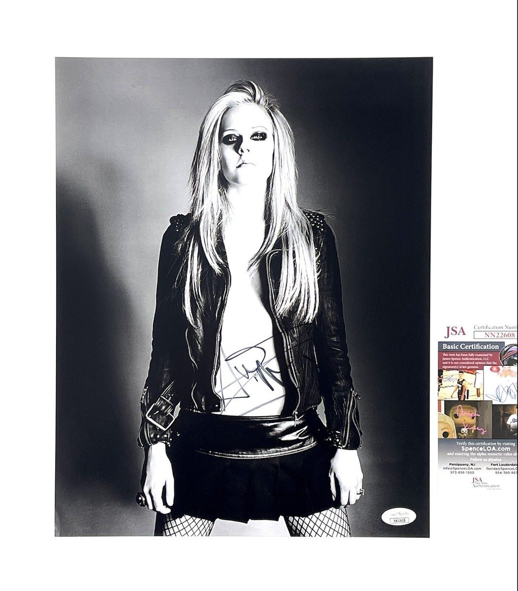 Avril Lavigne Rare Hand Signed 11x14 Studio Shot Autographed 11x14