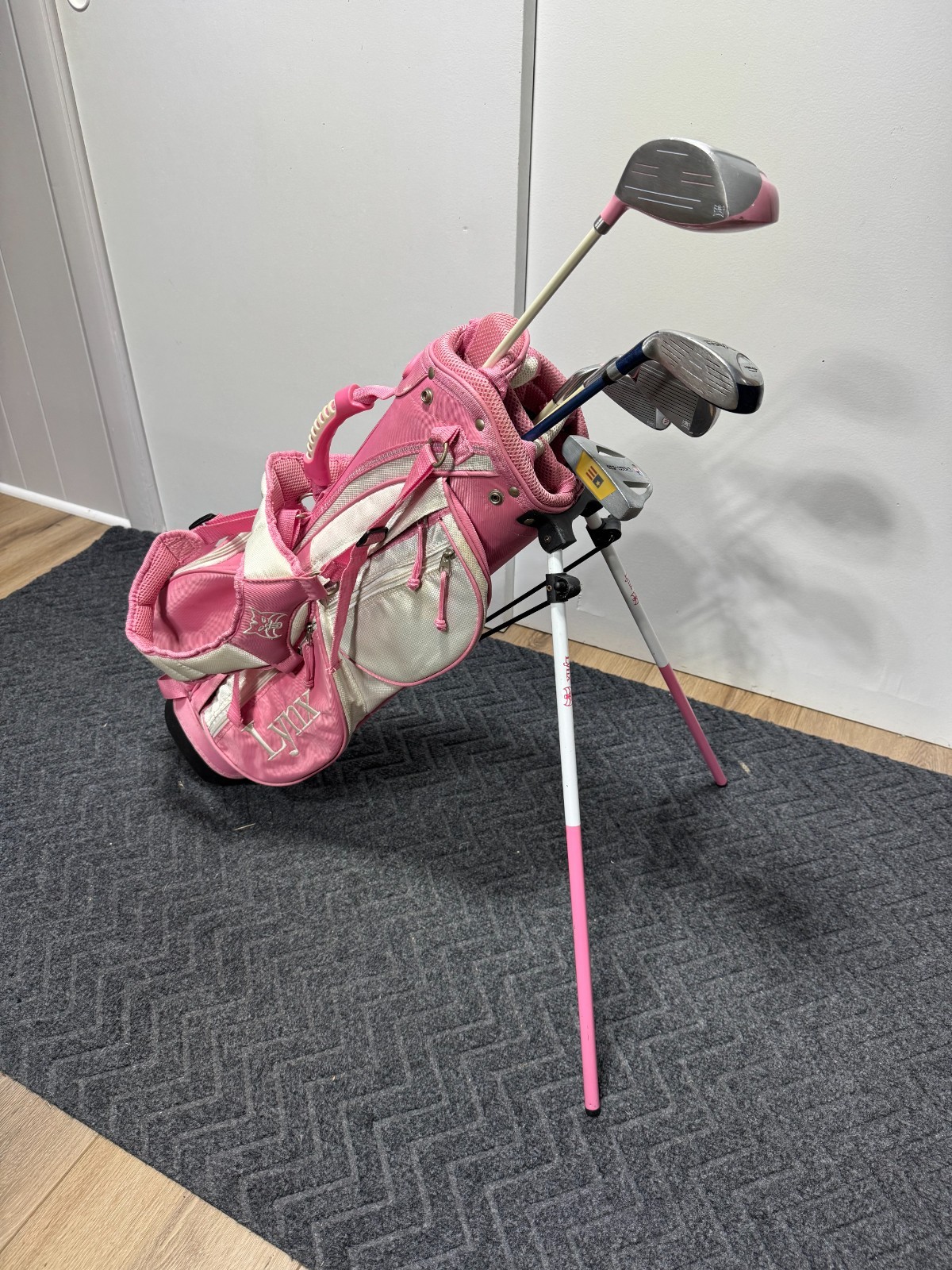 Set W/ Stand Bag - 5 Clubs - Rh - Driver = 37"