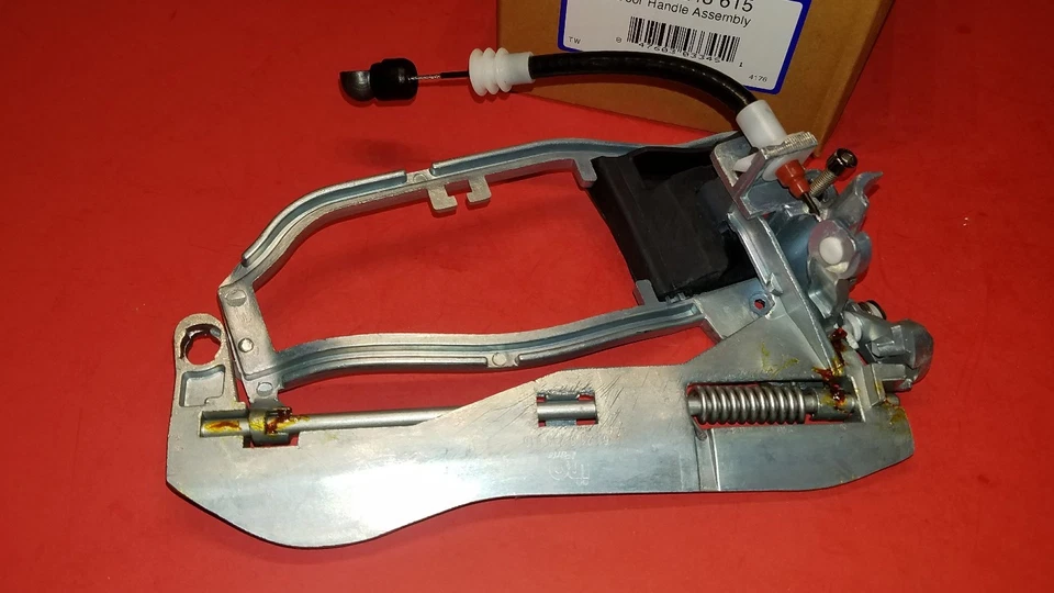 BMW X5 02-06 Drivers Door Handle Carrier Front Left Hand Side URO 51218243615 - Image 3 of 4