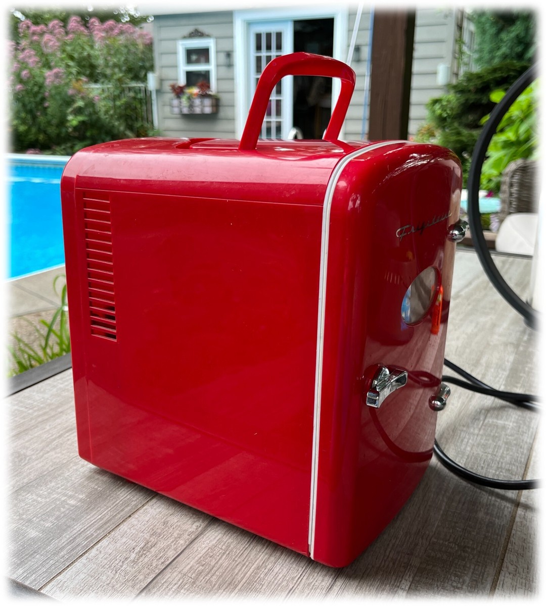 Frigidaire Portable Retro 6-can Mini Cooler, EFMIS129, Red 