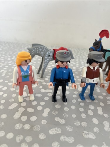 Playmobil Figuras X 6 y 2 Caballos Patinador sobre Hielo Futbolista Usado Circo Caballo? - Imagen 2 de 11