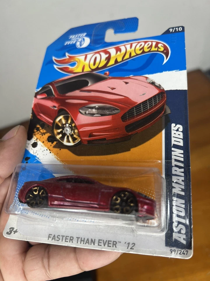 Hot Wheels - Más rápido que nunca 2011 - Aston Martin DBS rojo granate 99/247 Foto 2 de 4