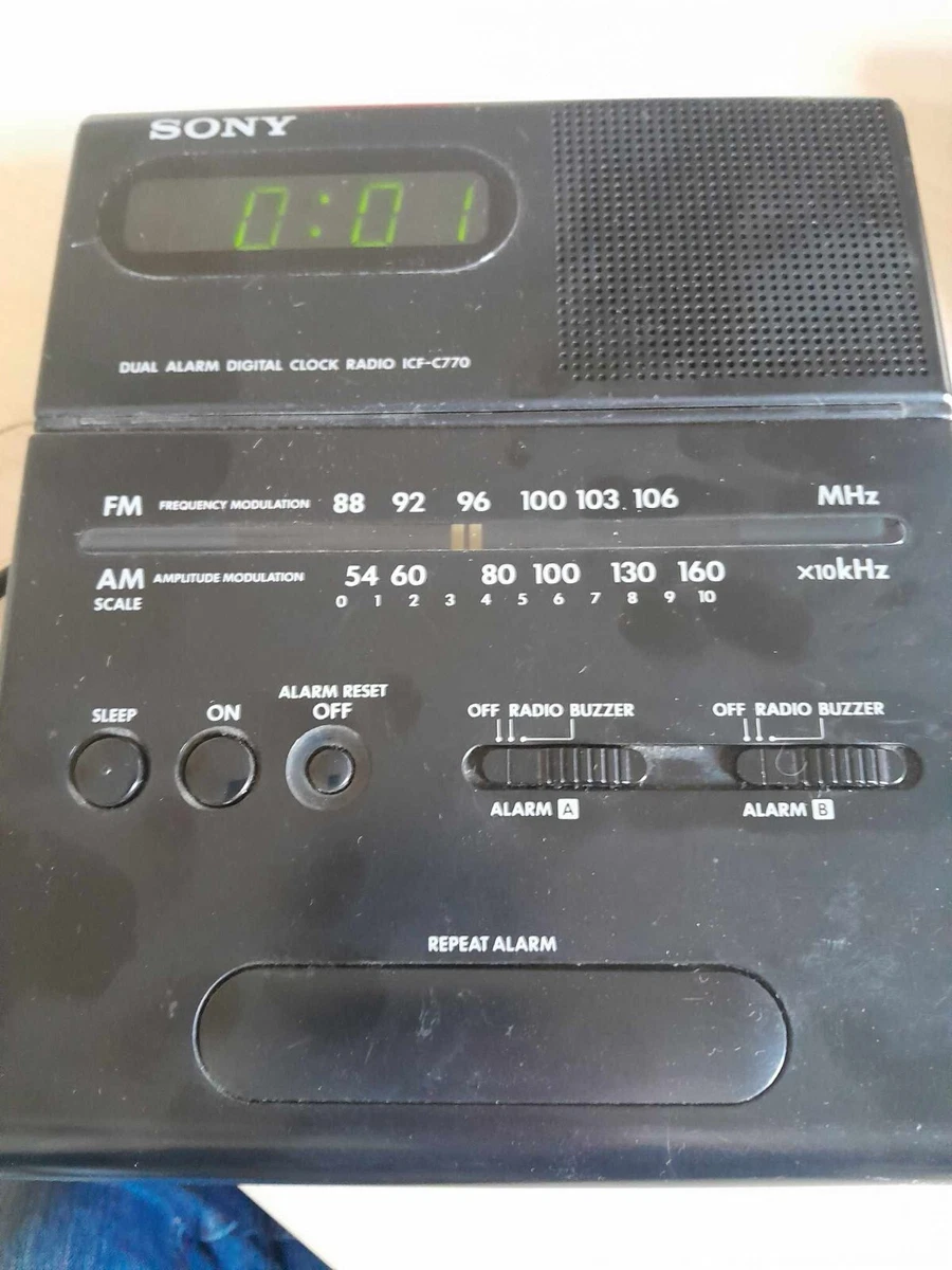 Radio despertador digital Sony ICF-C770L en funcionamiento