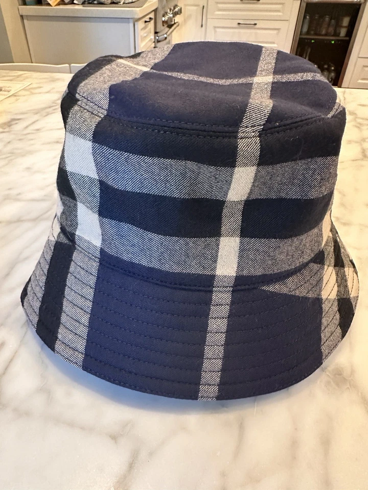 Sombrero Burberry Bucket Talla L Azul, Blanco y Negro Cuadros Con Plateado Foto 3 de 4