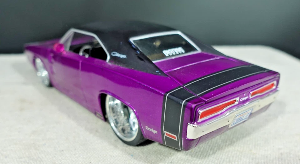 Jada Toys Big Time Muscle 1970 Dodge Charger фиолетовый/черный 1/24 - Изображение 4 из 4