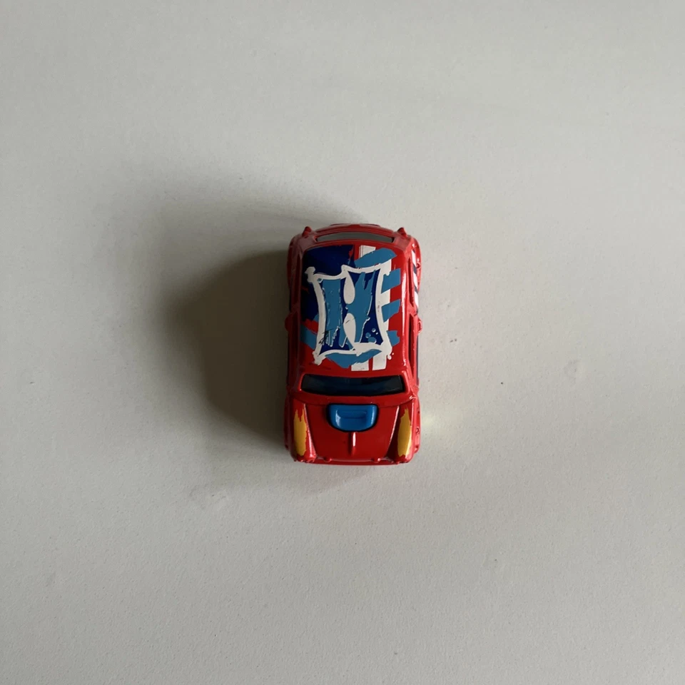 Hot Wheels Art Cars Morris Mini 2014 rojo 1:64 diecast coche de 2 1/8" con azul y amarillo Foto 3 de 4