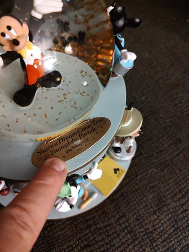 New Disney Mickey Thru the Years "Share a Dream Come True Parade" Snow Globe Ear - Picture 10 of 24