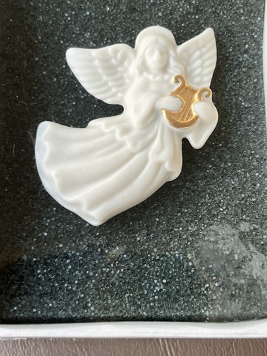NOS Vintage Lenox Brooch Pin Porcelain Angel w/ Gold Harp / Lyre - 1.5x1.5” - Picture 5 of 22