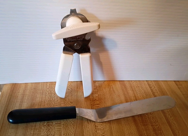 Pampered Chef Safety Smooth EdgeManual Can Opener + Cake Iceing Knife Lot of 2