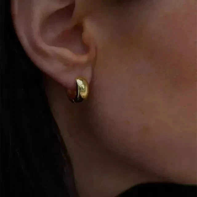 Pendientes de aro Huggies gruesos pequeños clásicos de colección enchapados en oro amarillo de 14 k Foto 3 de 4