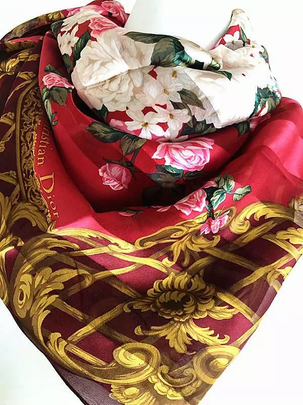 Foulard Christian Dior avec étiquette 87 cm x 88 cm soie motif floral marque accessoire