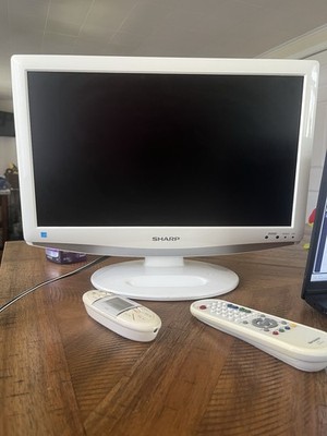 SHARP LC-19SK24U-W WHITE LCD /HDTV FLAT PANEL RETRO GAMING TV Tested