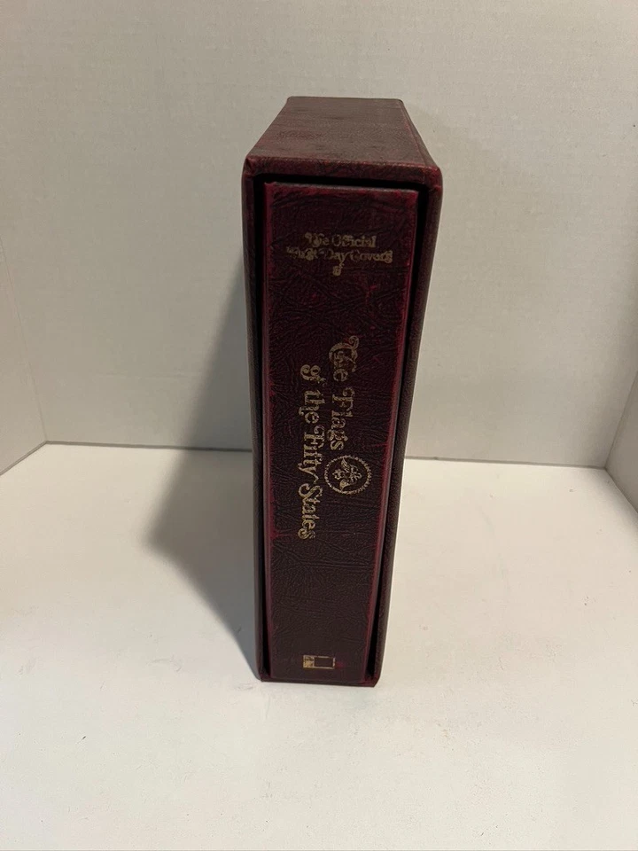 THE FLAGS OF THE FIFTY STATES, FIRST DAY COVER, 50 STAMP SET FROM 1976 With Book - Image 3 of 4