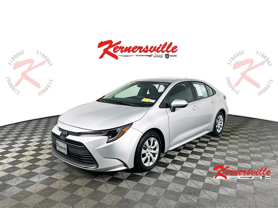 2024 Toyota Corolla LE FWD 4dr Sedan Wireless Phone Connectivity I4 KCDJR Foto 3 de 4