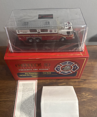 Code 3 Collectibles 1/64 FDNY E-One Saulsbury Heavy Rescue 2 Fire Truck 12694