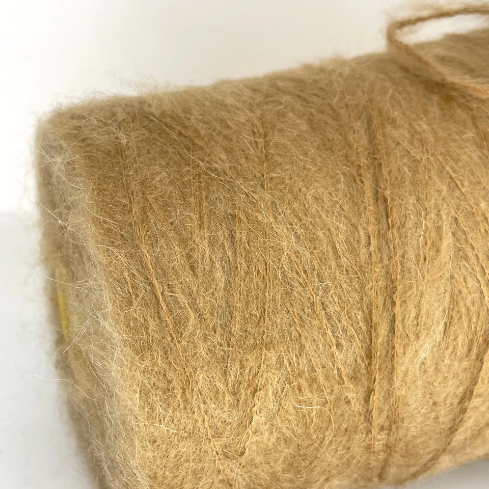 Cono de hilo esponjoso beige MOHAIR 3 CAPAS PESO DEPORTIVO para manualidades *SIN ARANCELES DE EE. UU.* Foto 3 de 4