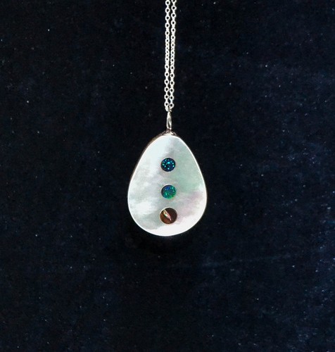Mother of Pearl Pendant inlaid with 3 x 5mm Round Opals & a Boulder Opal Backing - Picture 6 of 7