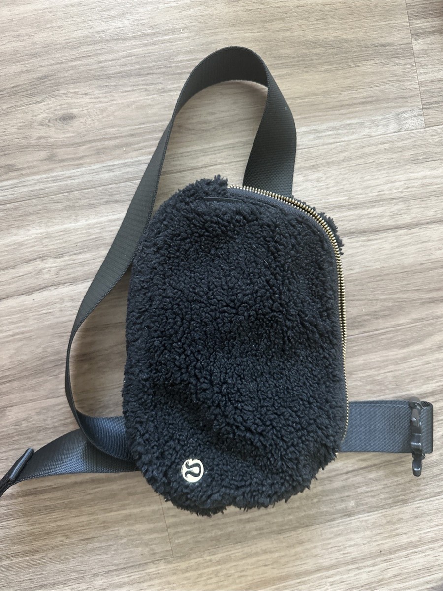 Lululemon Everywhere Belt Bag Black Fuzzy Fleece Strap City Athleisure Running Lululemon Everywhere Belt Bag Black Fuzzy Fleece Strap City Athleisure Running