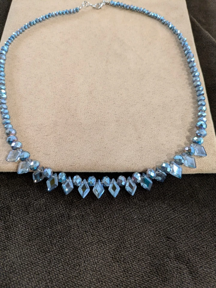 Collar con cuentas a mano en tonos de púrpura claro con pendientes brillantes a juego  Foto 4 de 4